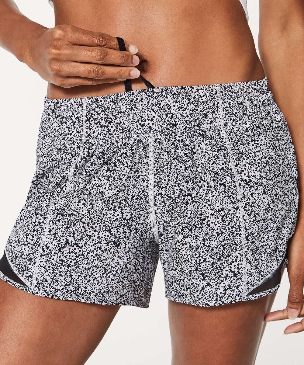 Preppy Active Lululemon Hotty Hot Shorts Low Rise 2.5” Ditsy Daisy White Black